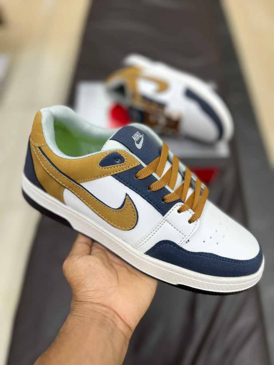 Nike Classic Low-Top Sneaker – Unique Accent Design