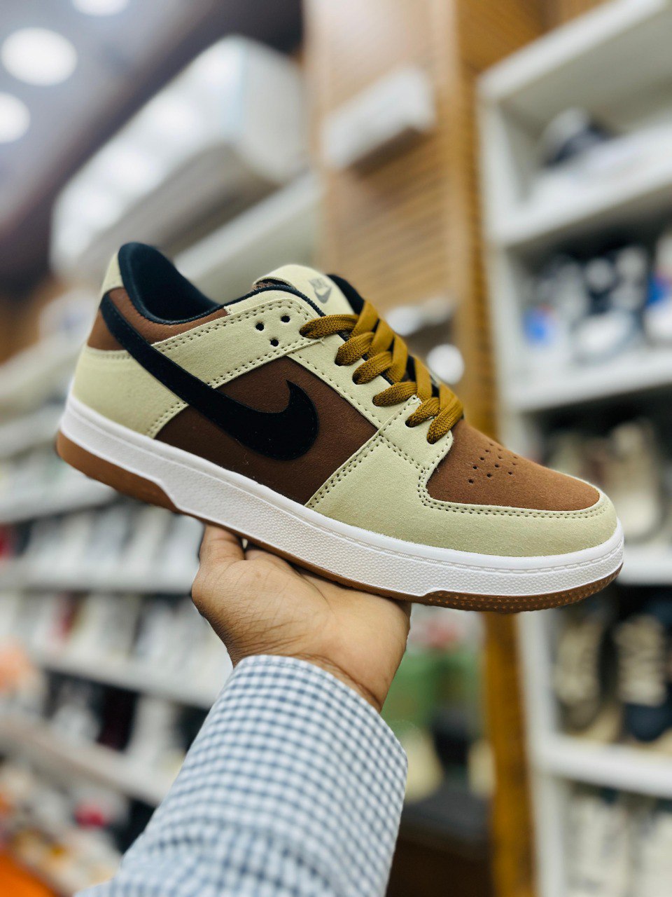 Nike Classic Low-Top Sneaker in Suede Finish - Casual Unisex Footwear